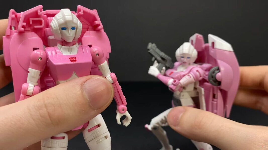 Transformers Studio Series 86 Arcee In Hand Image  (11 of 34)